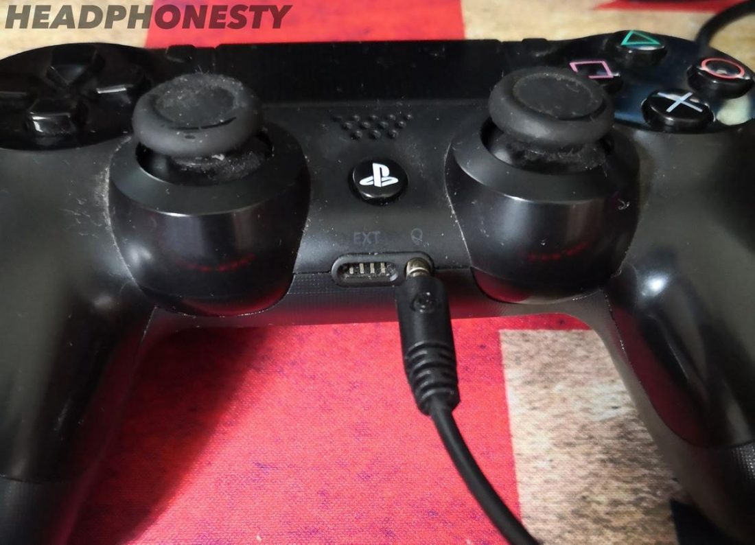 plugging headset into ps4