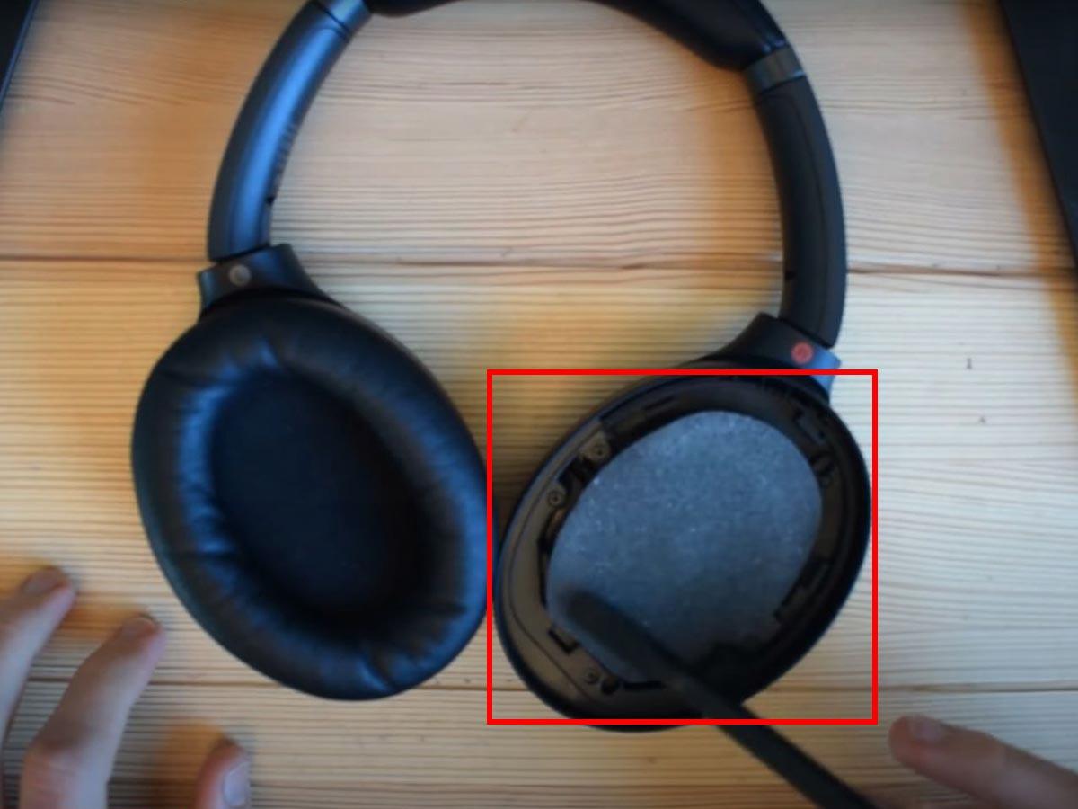How to reset or initialize the Wireless Headphones (WH-CH520