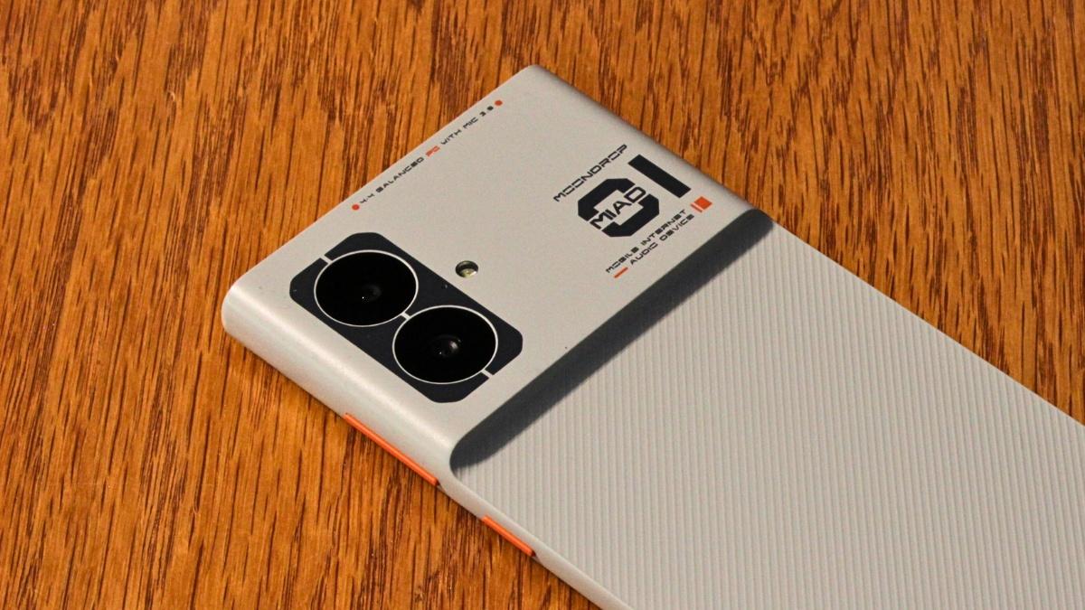 The Moondrop MIAD01 is a DAP and a smartphone in one.