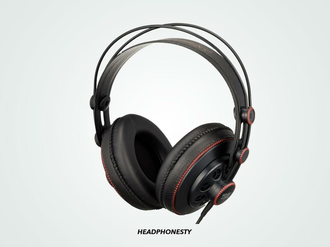 Close look at the Superlux HD 681. (From: Amazon)